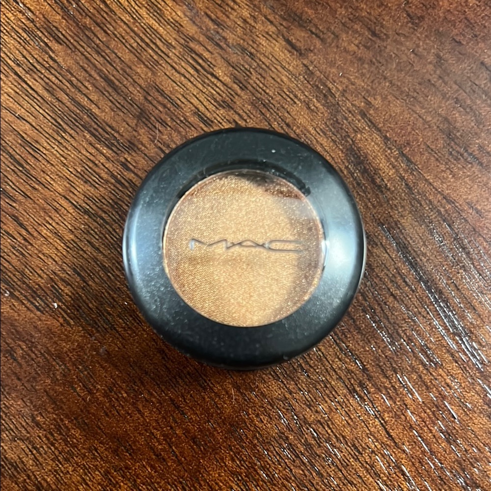 MAC Cosmetics Shimmering Gold Eyeshadow in Amber Lights
